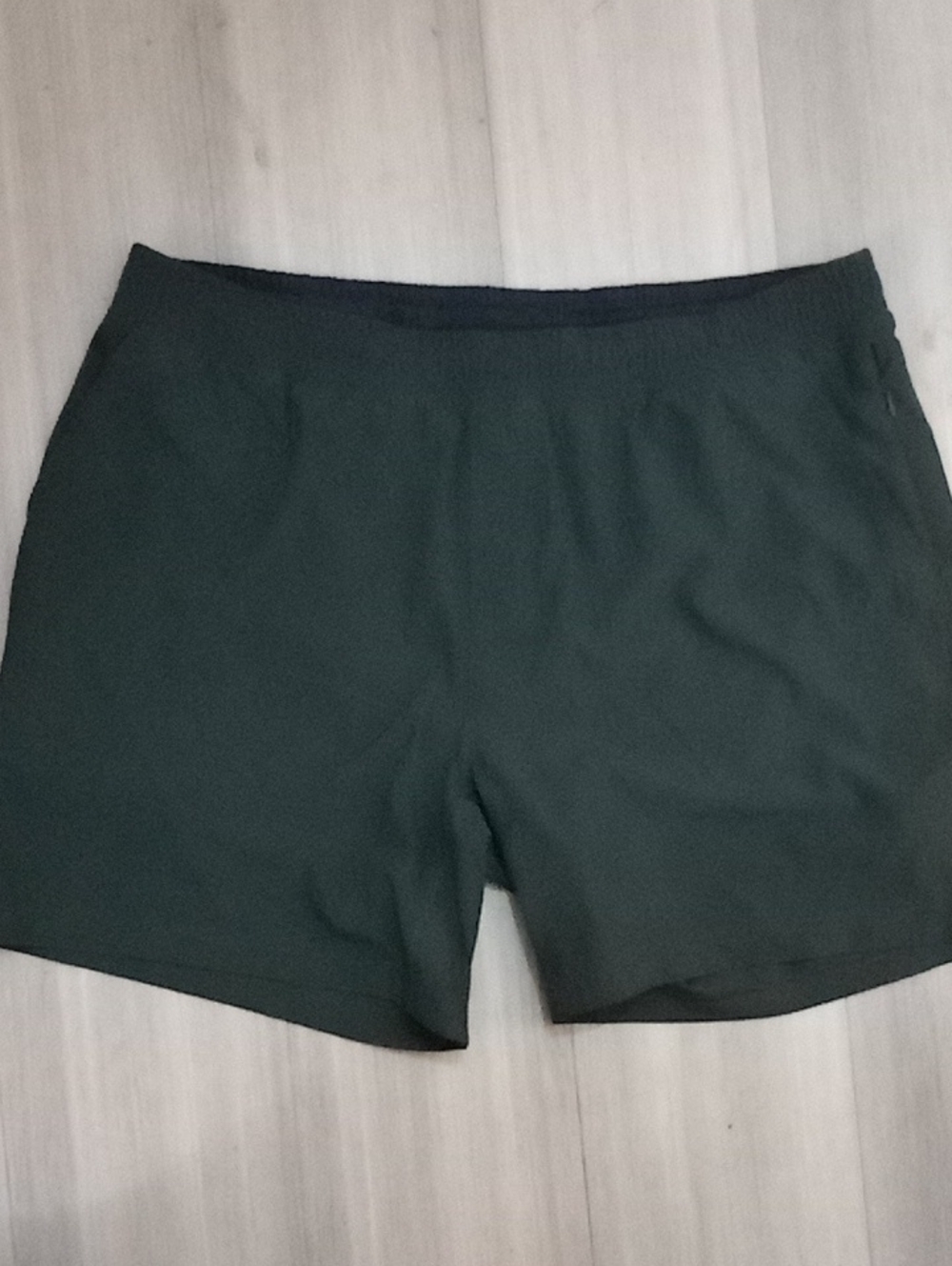 🌁 NWOT: RHONE; MENS MAKO 7" INSEAM LINED SHORT, DARK GREEN.